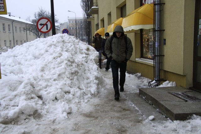 Góry śniegu zalegają nie tylko na al. Warszawskiej. To obrazek z centrum Lublina