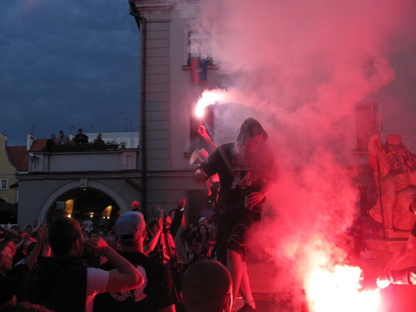 Piast Gliwice w ekstraklasie, kibice świętują, policja strzela! [ZDJĘCIA i WIDEO]