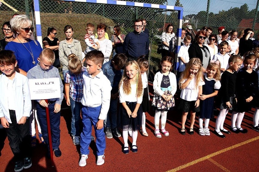 Przy Szkole Podstawowej z Oddziałami Gimnazjalnymi w Jedlinie-Zdroju odbyło się uroczyste rozpoczęcie roku szkolnego