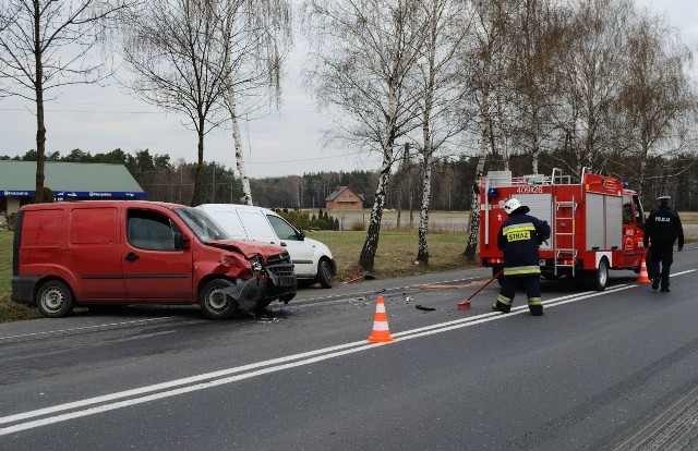 27-latka z Bełchatowa została ranna w zderzeniu dwóch samochodów dostawczych w Helenowie pod Bełchatowem.