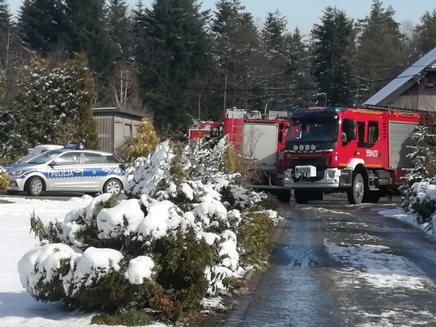Osiem samochodów strażackich brało udział w akcji gaśniczej...