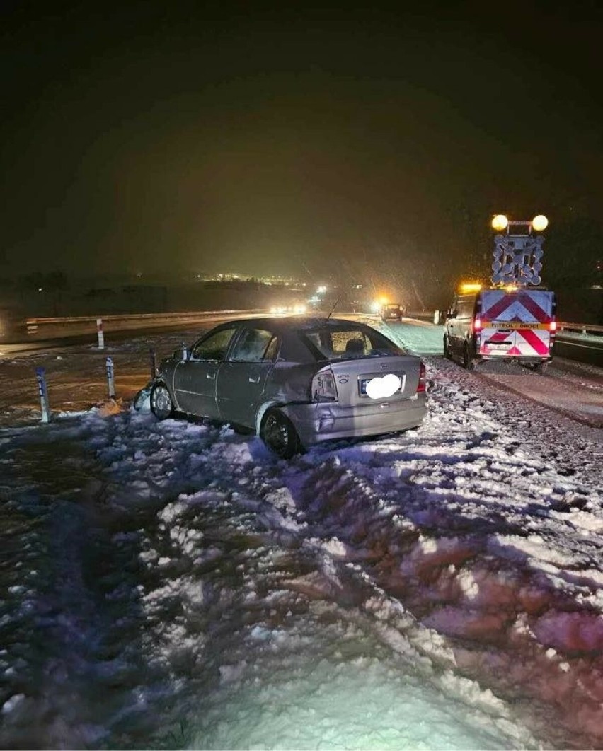 Mroźna noc i trudne warunki na drogach. Wypadki na A4 i nowej trasie S7. A prognoza pogody nie rozpieszcza