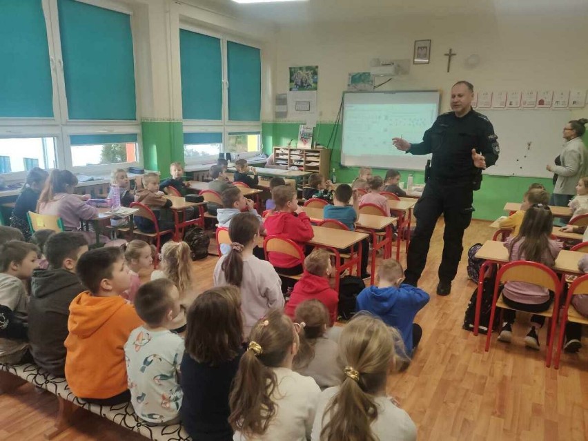 Bezpieczne ferie. Wieluńscy i wieruszowscy policjanci spotykają się z uczniami