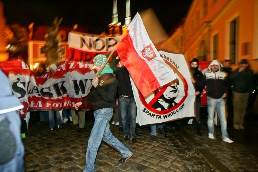 Wrocław: Antykomunistyczna manifestacja NOP i kibiców (ZDJĘCIA)