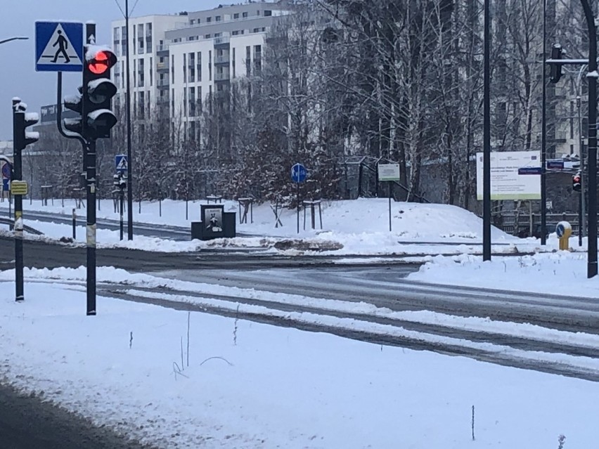 Samochody poruszają się tamtędy z trudem, z prędkością ok....