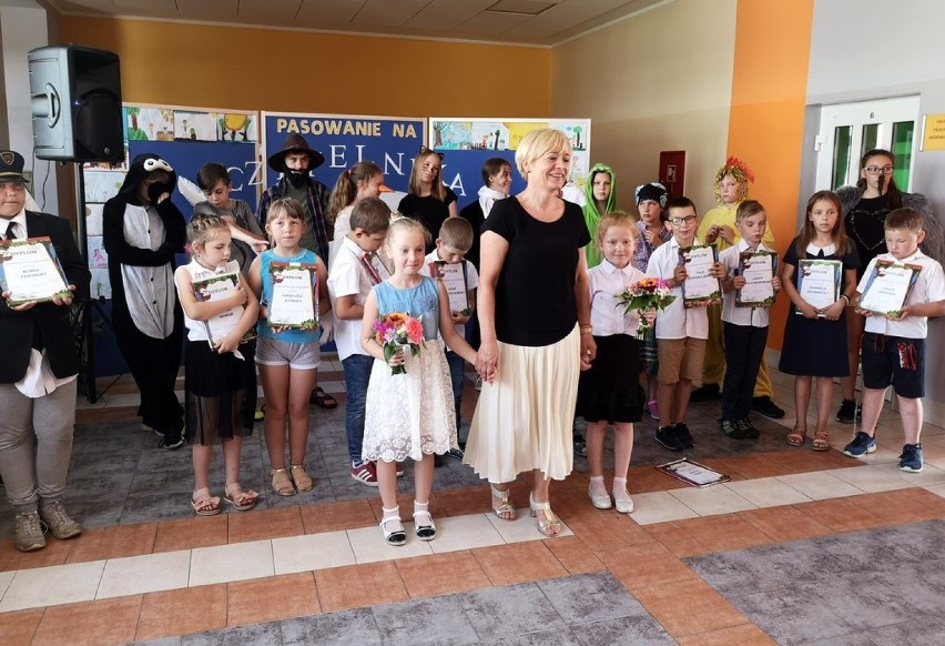 Pasowanie na czytelnika w Szkole Podstawowej w Bonikowie ZDJĘCIA