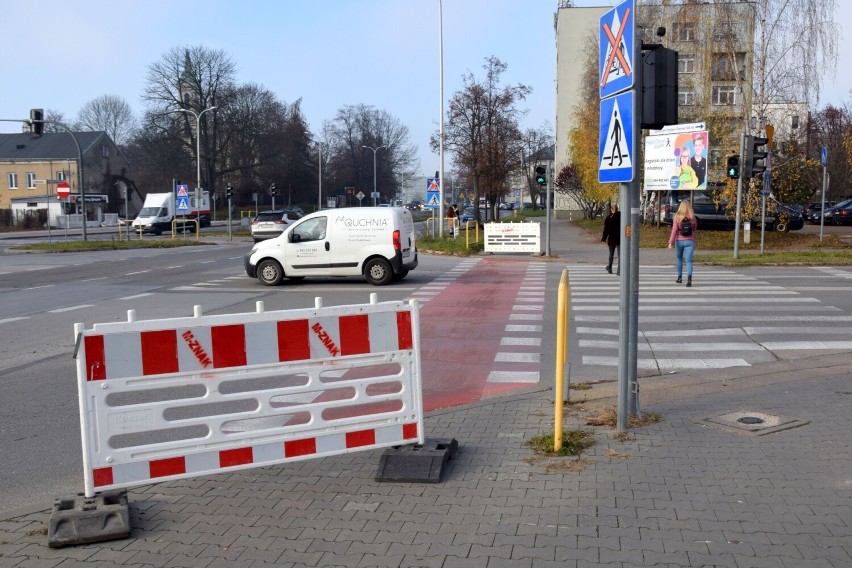 Zamknęli przejazd dla rowerzystów przez skrzyżowanie w centrum Kielc bez powodu. Wykonawca inwestycji musi usunąć zapory  