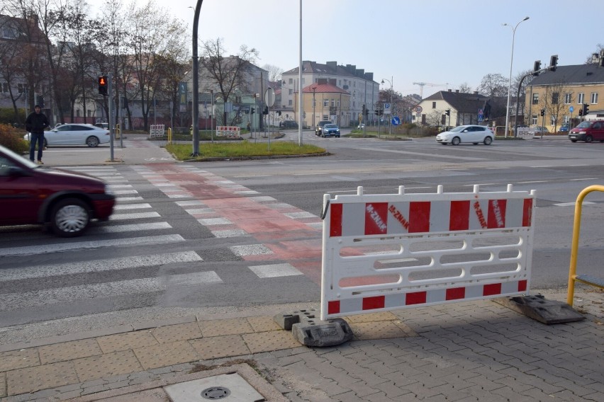 Zamknęli przejazd dla rowerzystów przez skrzyżowanie w centrum Kielc bez powodu. Wykonawca inwestycji musi usunąć zapory  