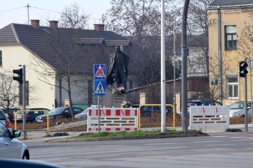 Zamknęli przejazd dla rowerzystów przez skrzyżowanie w centrum Kielc bez powodu. Wykonawca inwestycji musi usunąć zapory  