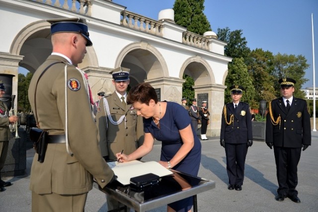 76 rocznica II wojny światowej. Prezydent Warszawy złożyła kwiaty pod grobem nieznanego żołnierza