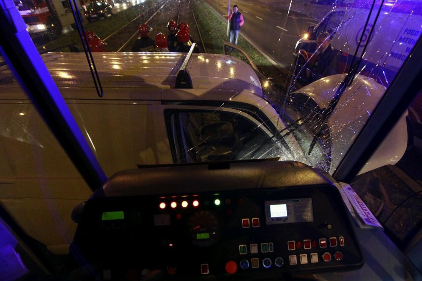 Wrocław: Zderzenie samochodu i tramwaju na Ślężnej (ZDJĘCIA)