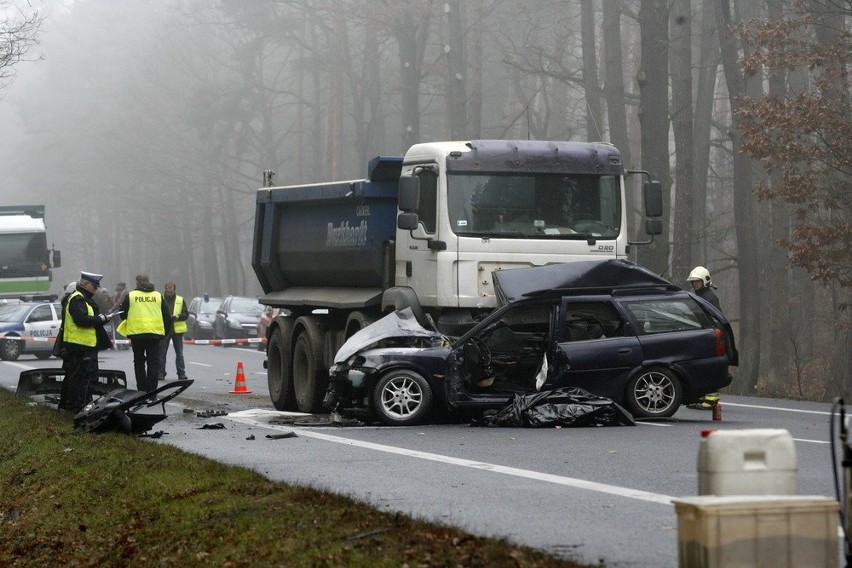 Śmiertelny wypadek na drodze Lubin - Karczewiska. Są objazdy (ZDJĘCIA)