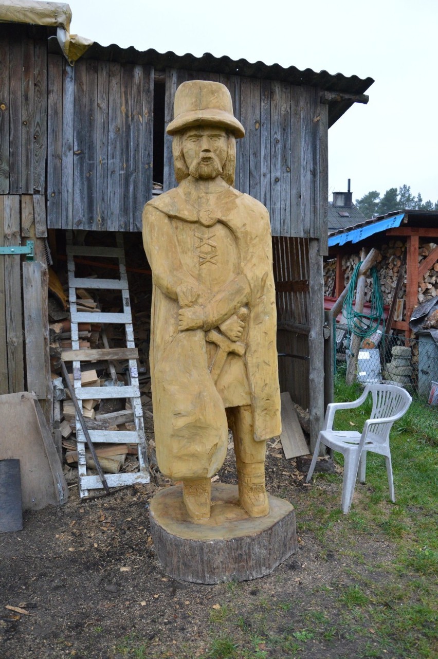 Rzeźba zbója Rummela z Miastka już gotowa. Czeka na zamontowanie przy ulicy Armii Krajowej (zdjęcia)