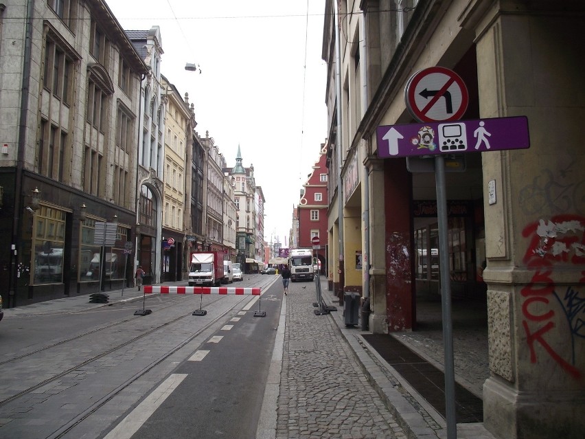 Zamknięte okolice Rynku i część Kazimierza Wielkiego. Jak dzisiaj jeździć po Wrocławiu (PORADNIK)
