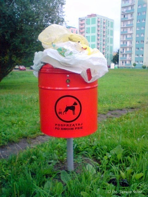 Zwracam się z uprzejmą prośba o interwencję, w sprawie kipiącego kosza na odchody psie. Taki stan występuje od kilku dni, który nie jest zauważalny dla osób zajmującym się o dbanie czystości w naszym mieście.









Pozdrawiam