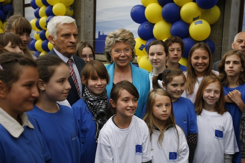 Jerzy Buzek i Viviane Reding z dziećmi