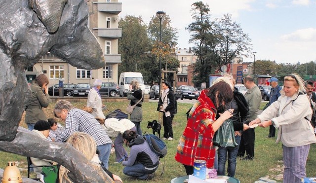 Pod pomnikiem Dżoka organizujemy ostatnią tej jesieni zbiórkę darów