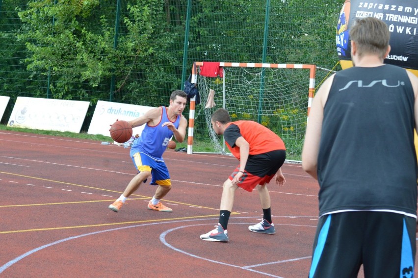 Turniej streetballa i rodzinny piknik odbył się w niedzielę na boiskach SP nr 1 w Człuchowie ZDJECIA WIDEO