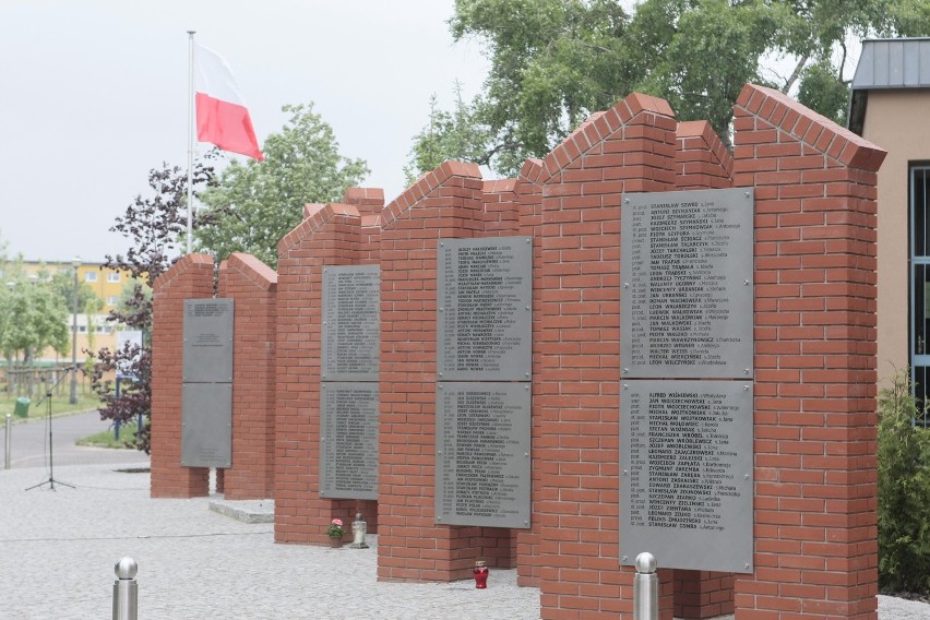 Poznań: Złożono hołd pomordowanym policjantom [GALERIA ZDJĘĆ, FILM]