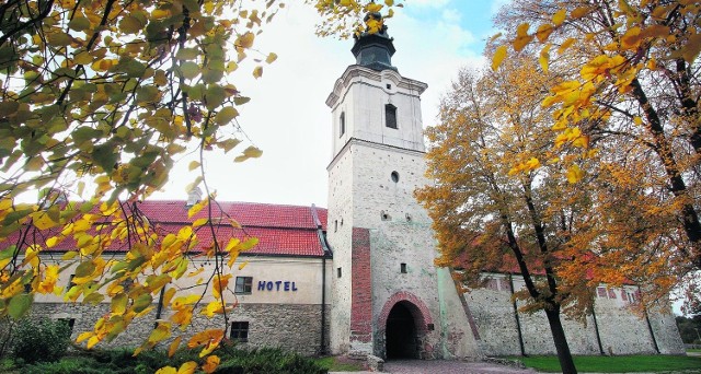 Z pewnością wart zwiedzenia jest zespół XII-wiecznych budowli klasztornych opactwa cysterskiego w Sulejowie. Do dziś jest on jednym z najlepiej zachowanych zabytków architektury romańskiej. Wrażenie robi m.in. kościół św. Tomasza Kantuaryjskiego oraz skrzydło wschodnie klasztoru, w którym obecnie znajduje się muzeum.  Możemy także podziwiać piękny krajobrazy doliny rzeki Pilicy. Jest też gdzie odpocząć, bo wśród budynków kryje się okazały hotel Podklasztorze. Goście mogą liczyć na wiele atrakcji, m.in. pokazy walk rycerskich, zespołów tanecznych i folklorystycznych, przejażdżki bryczką i loty balonem.Dojazd autem z Łodzi zajmuje około 70 min.Cena obiadu dla jednej osoby w hotelu Podklasztorze to koszt ok. 45 złZa bilet do muzeum zapłacimy 2 zł