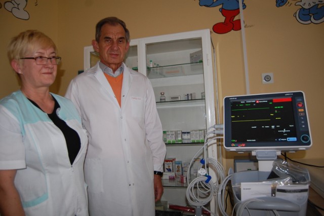 Pielęgniarka Czesława Dobosiewicz i dr Marek Domżała prezentują kardiomonitor otrzymany z fundacji WOŚP