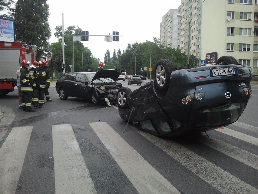 Wrocław: Wypadek na Poznańskiej. Mazda wylądowała na dachu (ZDJĘCIA)