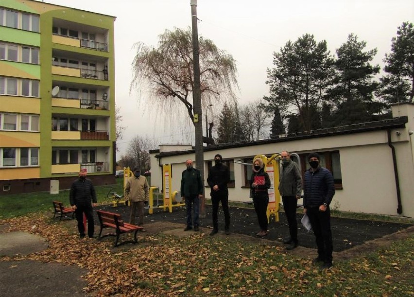 Nowa siłownia na osiedlu Szymanowskiego w Brzeszczach. Przy osiedlowej świetlicy stanęło "pod chmurką" sześć urządzeń do ćwiczeń [ZDJĘCIA]