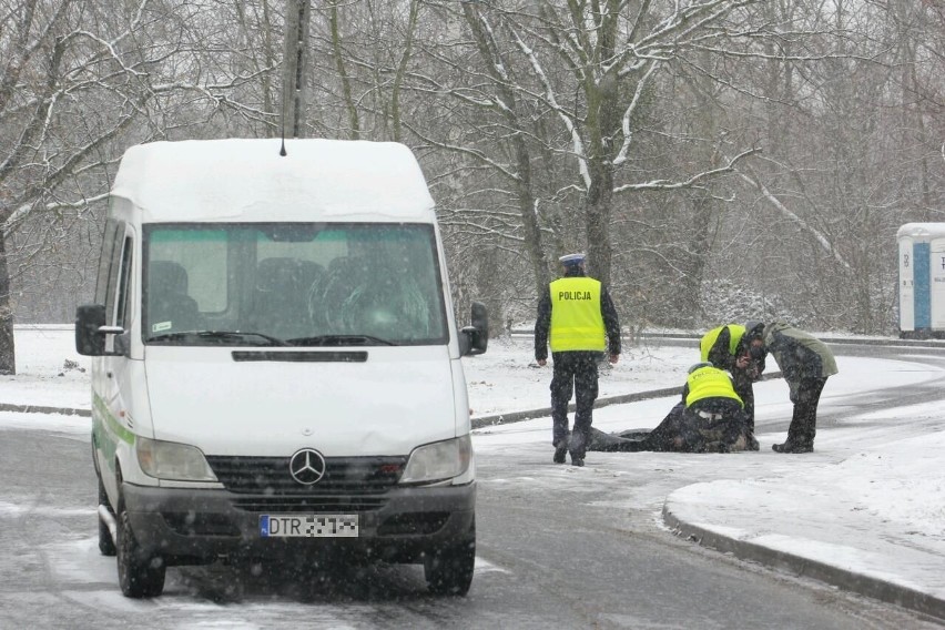 Wrocław: Busem potrącili pieszego na ul. Rędzińskiej i uciekli. Poszkodowany zmarł (ZDJĘCIA)