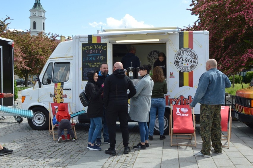 Food trucki z pysznym jedzeniem zaparkowały na Rynku w...