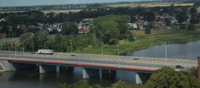 Malbork. Takie są widoki z miejskiej wieży ciśnień [ZDJĘCIA]. Miasto, pola i krajobrazy 