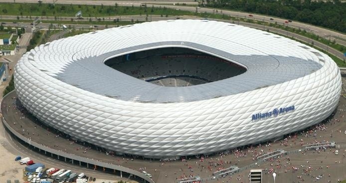 Stadion piłkarski Allianz Arena został otwarty w 2005 roku,...
