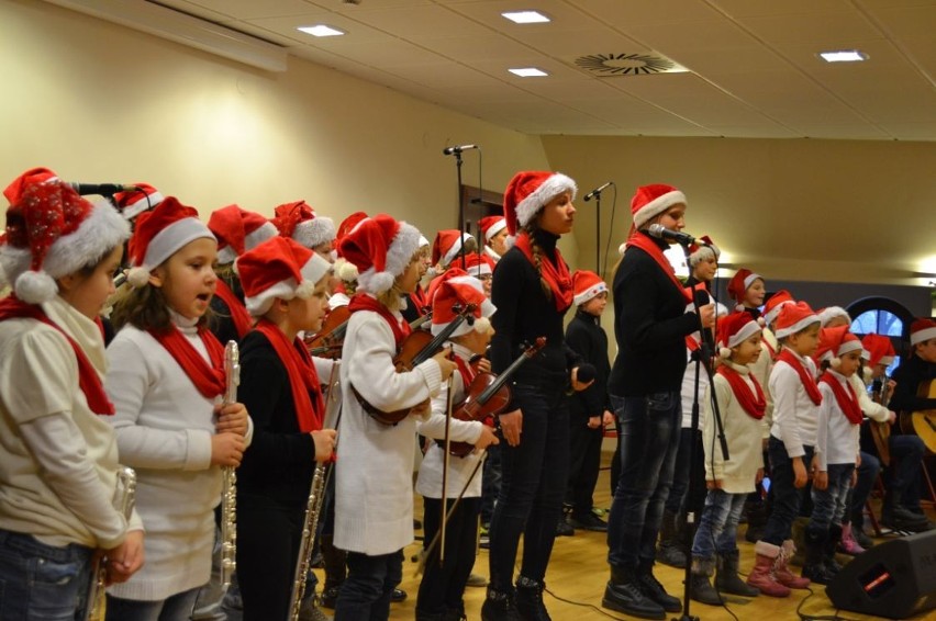 Szkoła muzyczna z Rydułtów kolędowała na Zamku Piastowskim w Raciborzu