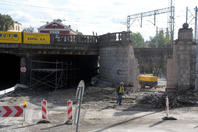 Remont wiaduktu na ul. Kunickiego. Biuro kierowników zamieni się w pył