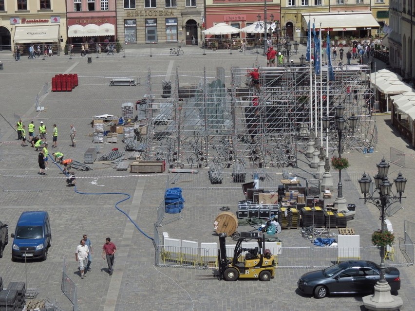 Budują strefę kibica. Otaczają Rynek płotem (ZDJĘCIA)