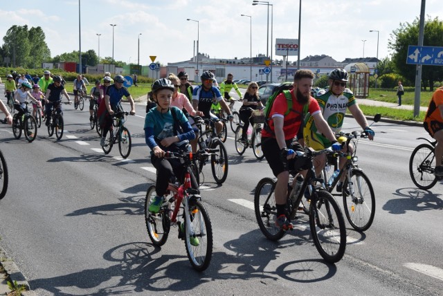 W sobotę odbyła się kolejna masa rowerowa w naszym mieście. Tym razem cykliści zdecydowali się na wspólny, coolturalny przejazd.

Plan był taki: zbiórka o godz. 16.00 w Parku Górczyńskim, przejażdżka trasą liczącą 12 km i meta na ul. Teatralnej. A dlaczego właśnie tam? Bo w sobotę odbyło się Święto Ulicy Teatralnej. Stąd też hasło tej rowerowej imprezy: Coolturalna masa rowerowa.

Jak zawsze, w imprezie wzięło udział kilkuset rowerzystów z całego miasta. 

WIDEO: Przez Gorzów przejechała biało - czerwona masa rowerowa
