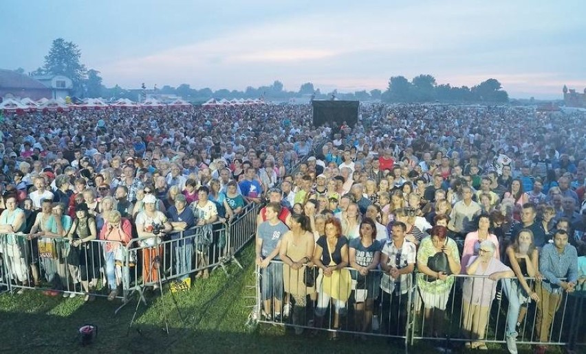 Krzysztof Krawczyk nie żyje. Takie tłumy bawiły się na jego koncercie w Inowrocławiu w 2015 roku. Archiwalne zdjęcia