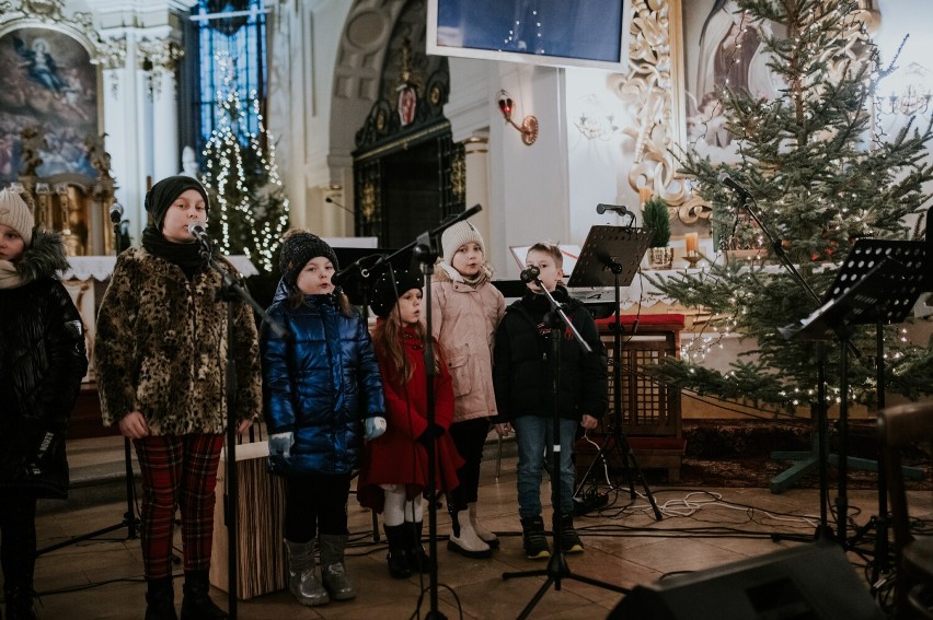 Charytatywny koncert kolęd dla Kubusia Stasiaka w Objezierzu przyciągnął tłumy 