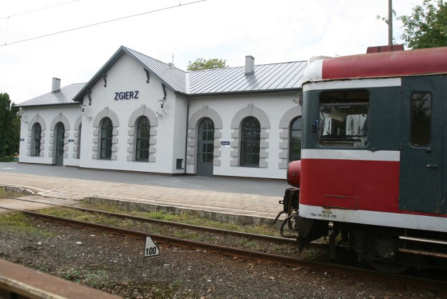 Niebawem odnowiony budynek dworca w Zgierzu może zostać zamknięty na głucho.