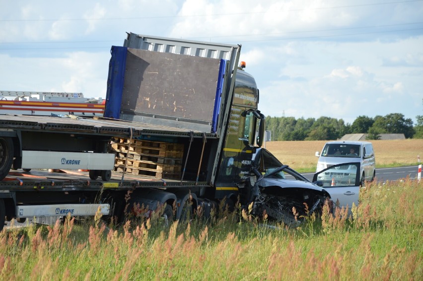 Wypadek na DK 74 w Kuźnicy Strobińskiej. 43-latek kierujący fordem zabrany przez LPR 