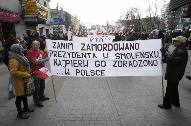 Ulicami Poznania przeszedł Marsz Smoleński [ZDJĘCIA]