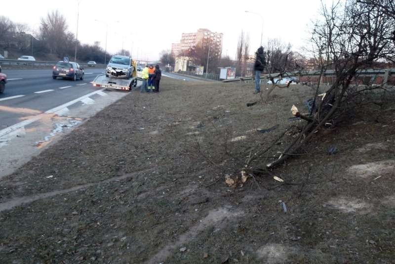 Poznań: Dachowanie na ul. Niestachowskiej [ZDJĘCIA]