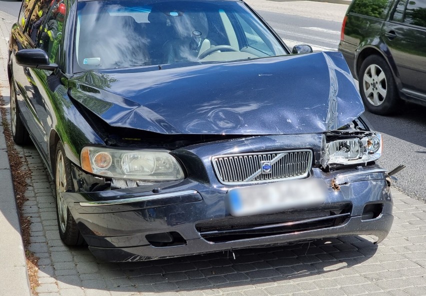 Zderzenie volvo z kią na ul. Sanockiej w Przemyślu. Do szpitala trafiła kobieta [ZDJĘCIA]