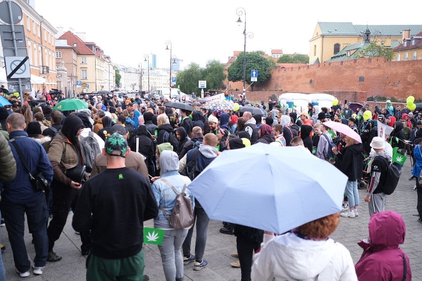 Ulicami Warszawy po dwóch latach przerwy przeszedł Marsz Wolnych Konopi. Jak było na trasie i o co walczą jego organizatorzy?