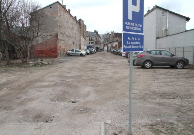 Kierowcy skarżą się na dziurawą nawierzchnię na parkingu przy ulicy Bodzentyńskiej w Kielcach, który prowadzi Przedsiębiorstwo Usług Komunalnych w Kielcach.