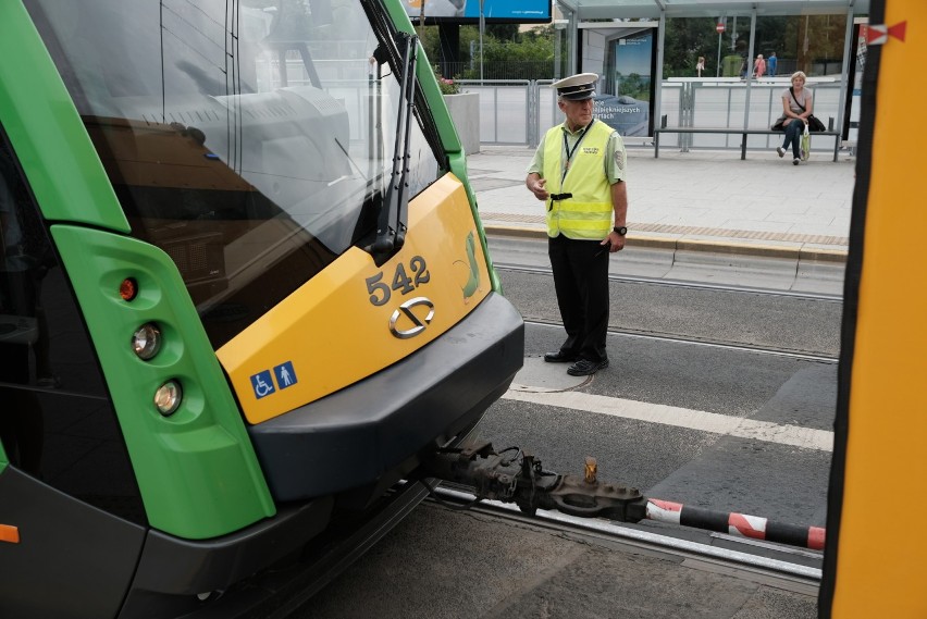 Awaria tramwajowa na rondzie Kaponiera [ZDJĘCIA]