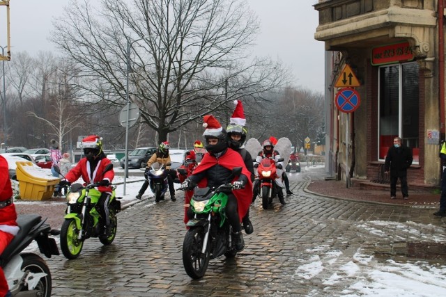 Mikołaje w motocyklach, samochodach czy quadach przejechali przez Mysłowice, by podarować prezenty dzieciom z Domów Dziecka. 

Zobacz kolejne zdjęcia. Przesuń w prawo - wciśnij strzałkę lub przycisk NASTĘPNE
