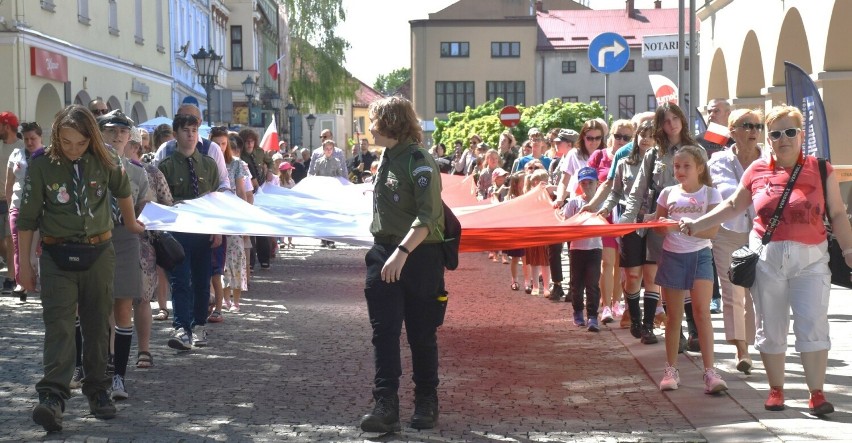 Mieszkańcy Oświęcimia ponieśli gigantyczną flagę narodową....