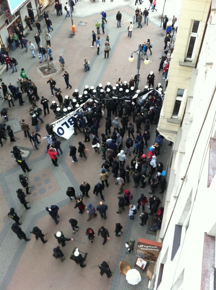 Zadyma w Katowicach: Antyfaszyści starli się z policją na marszu narodowców