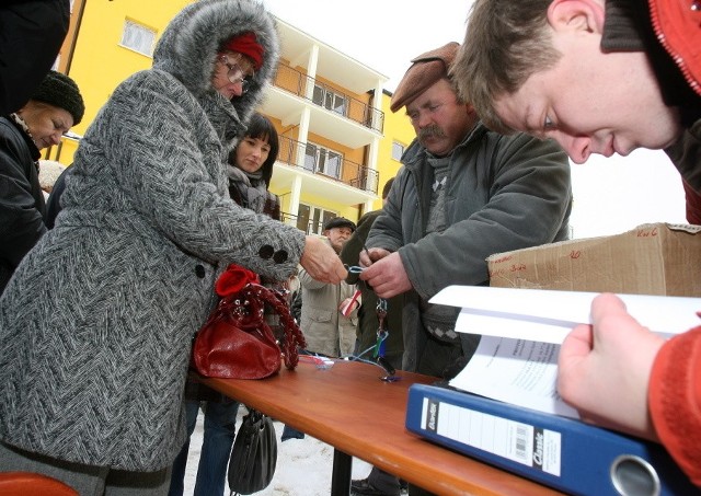 Nowi lokatorzy zgierskiego TBS odebrali wczoraj klucze