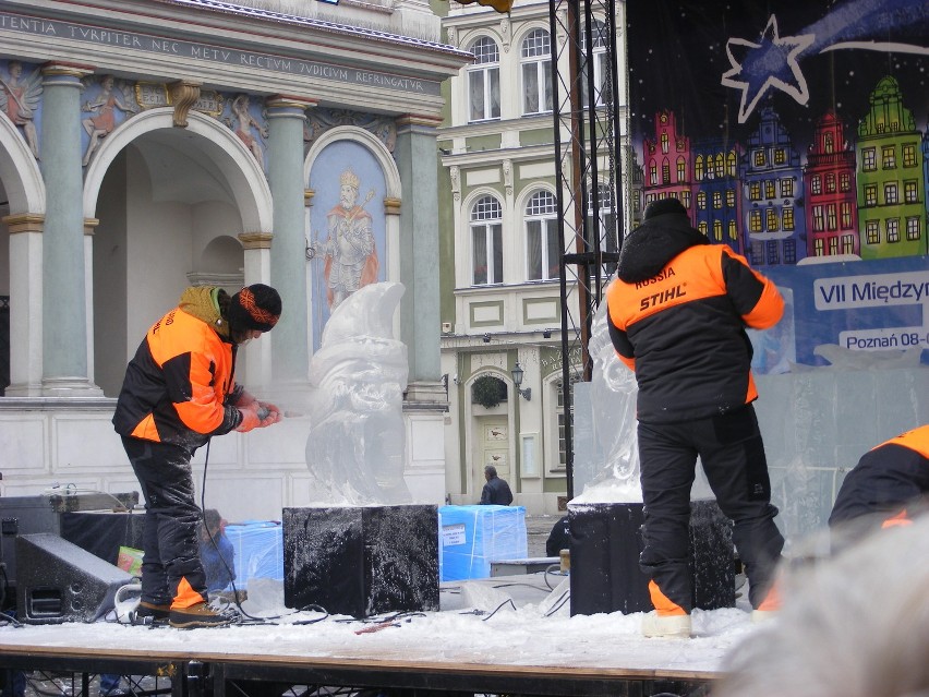 Poznań. Pijany mężczyzna zniszczył jedną z lodowych rzeźb